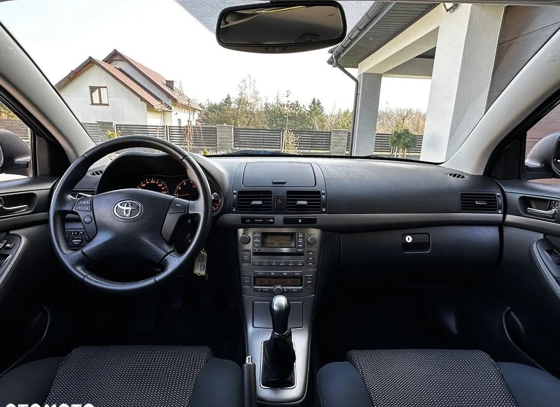 Toyota Avensis cena 18700 przebieg: 260000, rok produkcji 2006 z Radom małe 466